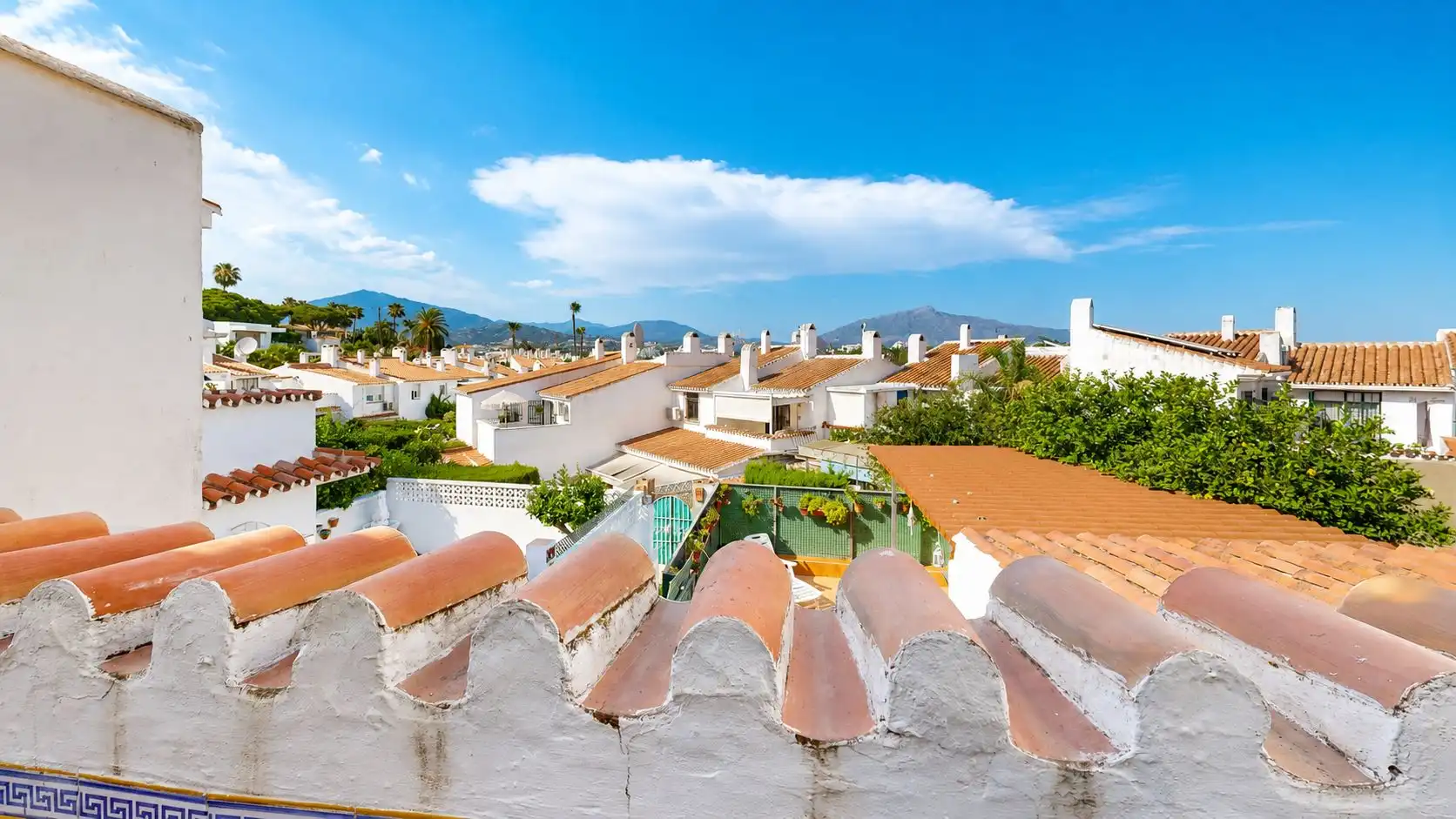 Vista exterior de Casa adosada en venta en Estepona con Piscina comunitaria
