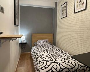 Bedroom of Flat to share in  Valencia Capital  with Air Conditioner and Balcony