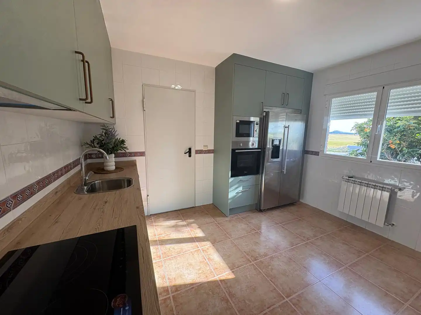 Cuina de Casa o xalet en venda en Torres de la Alameda amb Aire condicionat, Calefacció i Jardí privat