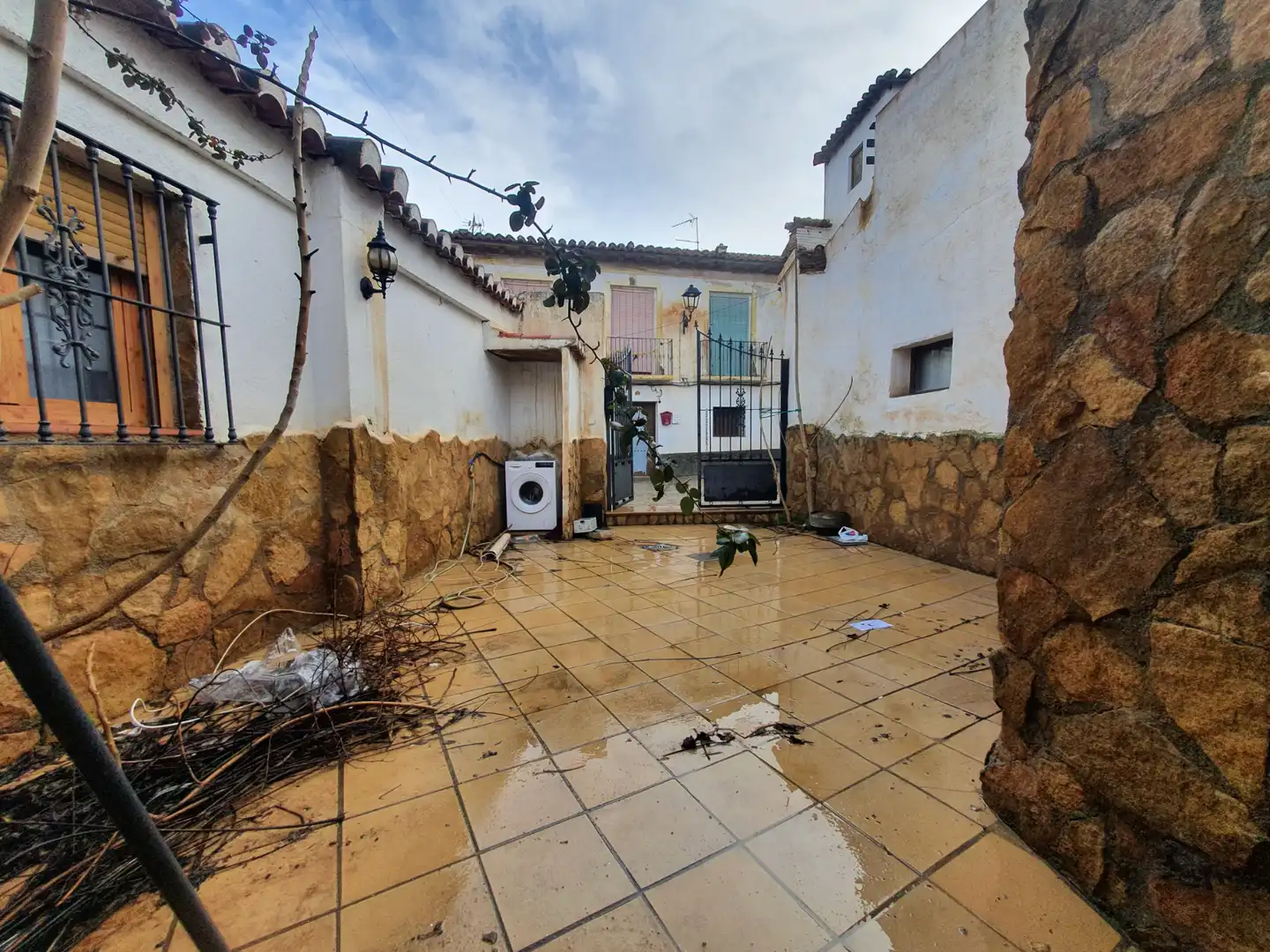Vista exterior de Casa o xalet en venda en Guadix amb Terrassa i Moblat