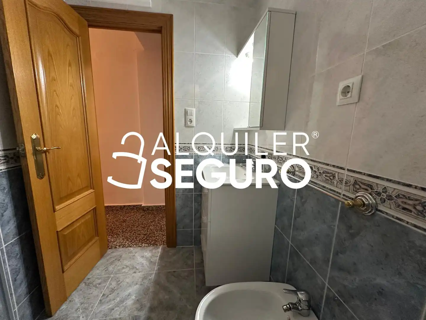 Bathroom of Flat for rent in Valencia  with Air Conditioner and Furnished