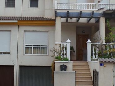 Casa aparellada en venda a C/ Argentina