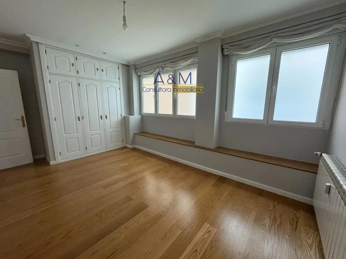 Schlafzimmer von Wohnung zur Miete in Valladolid mit Heizung, Parkett und Ofen