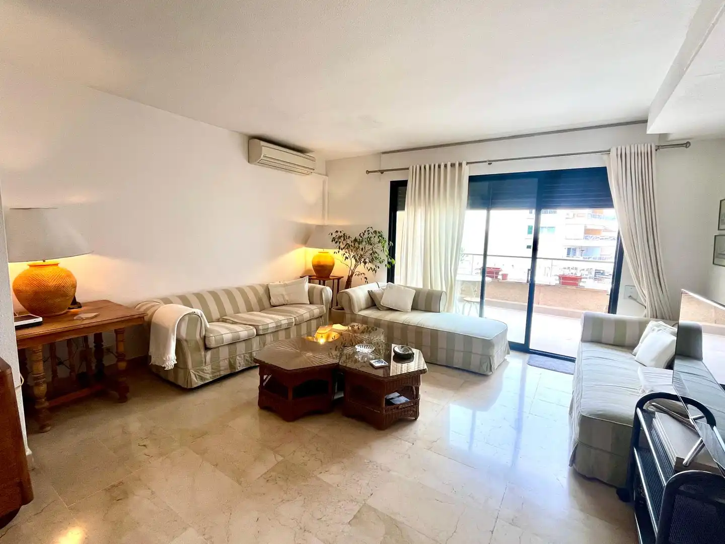 Sala d'estar de Apartament de lloguer en  Palma de Mallorca amb Aire condicionat, Terrassa i Moblat