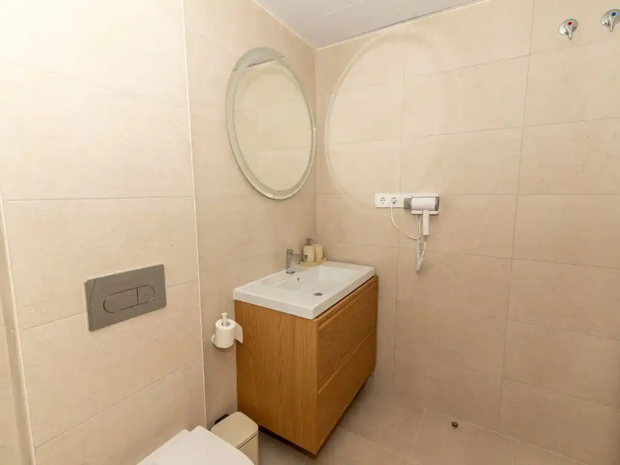 Bany de Apartament de lloguer en Fuengirola amb Aire condicionat, Piscina i Balcó