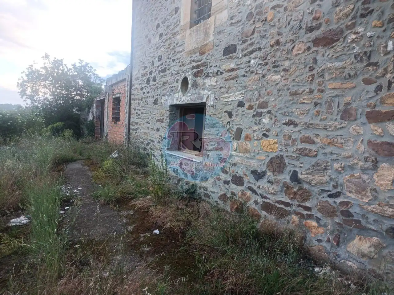 Casa o xalet en venda en Alija del Infantado amb Jardí privat