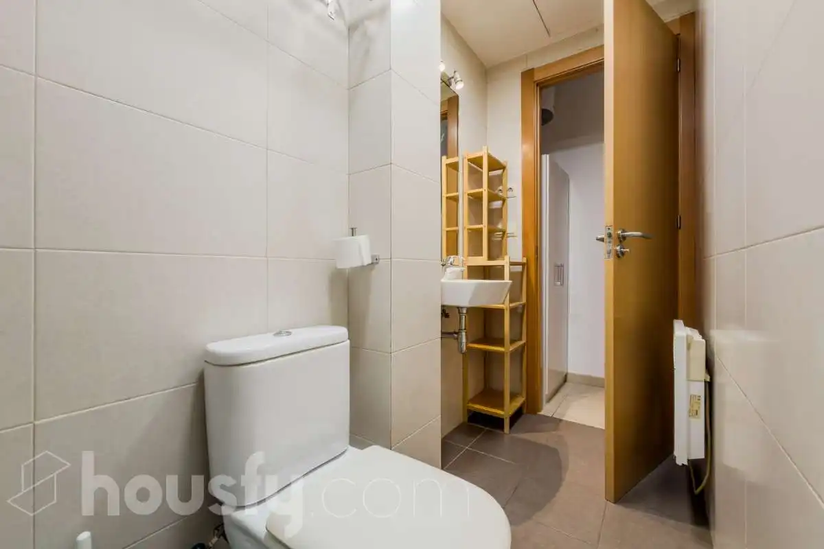 Bathroom of Flat for sale in Barcelona  with Air Conditioner and Furnished