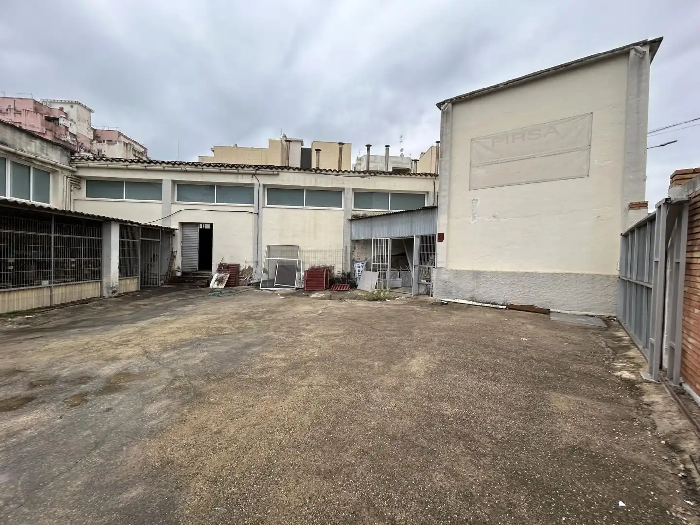 Außenansicht von Fabrikhallen zum Verkauf in La Ràpita