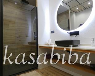Bathroom of Flat for sale in  Valencia Capital  with Air Conditioner and Furnished