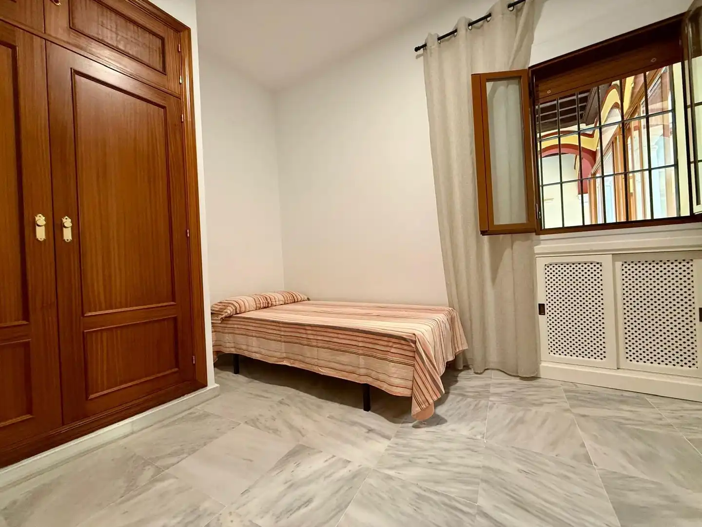 Bedroom of Flat for rent in Sevilla  with Air Conditioner, Heating and Furnished