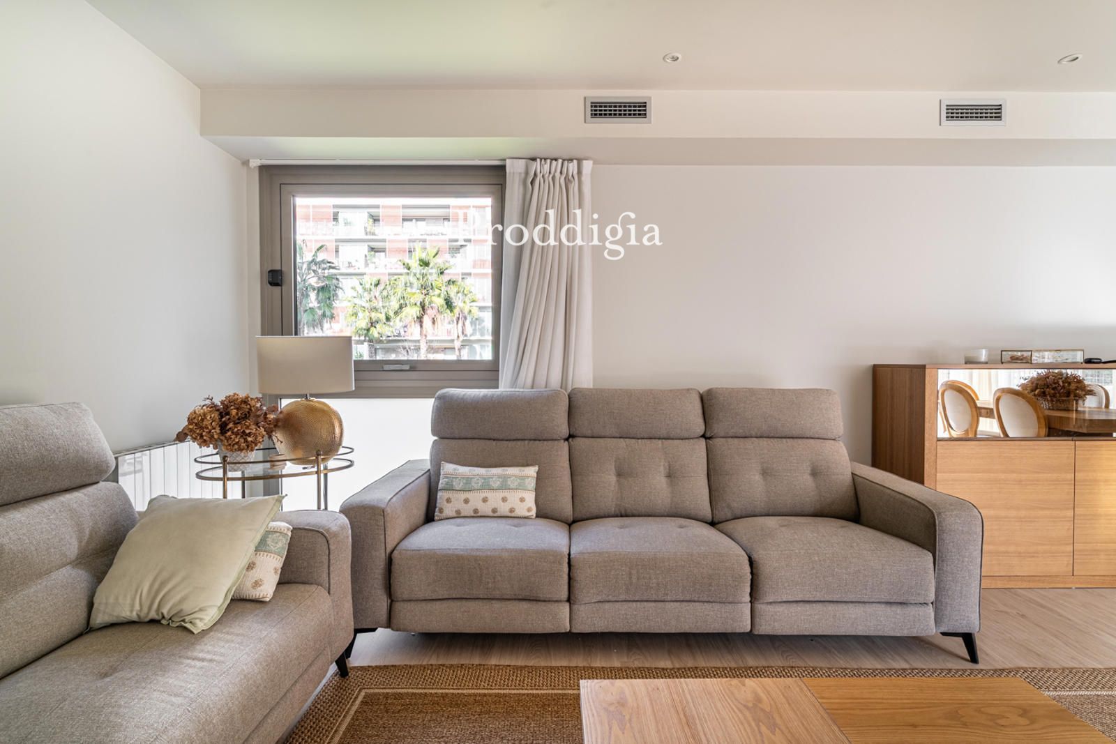 Living room of Flat for sale in Sant Cugat del Vallès  with Air Conditioner, Terrace and Storage room