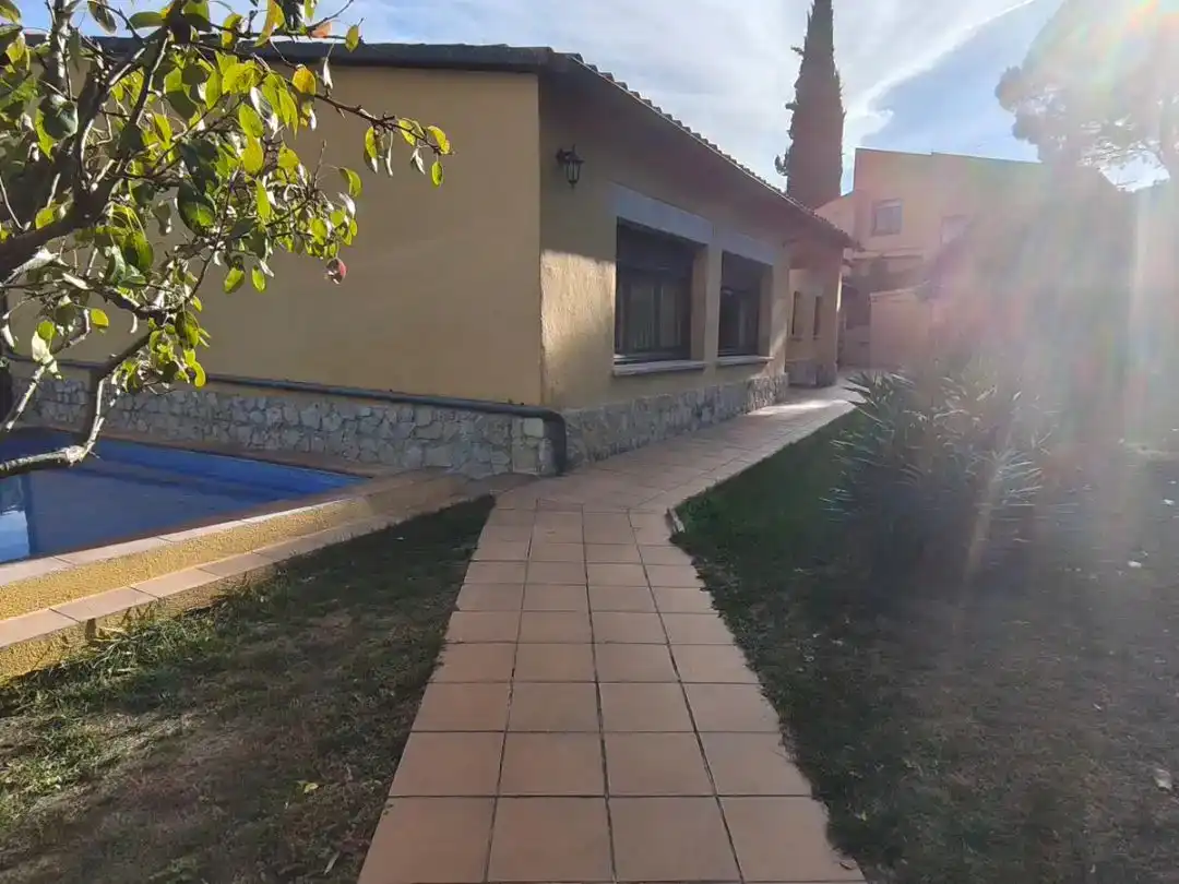 Vista exterior de Pis en venda en La Llacuna amb Aire condicionat, Piscina i Balcó