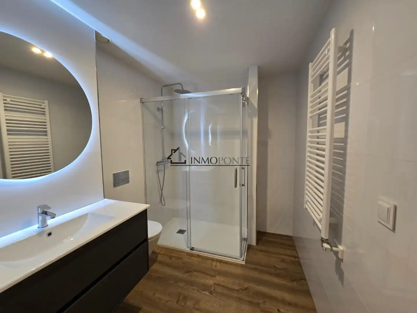 Bathroom of Flat for rent in Pontevedra Capital 
