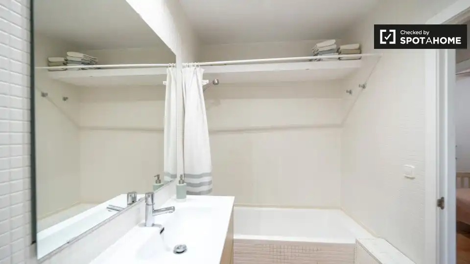 Badezimmer von Wohnung zur Miete in Valencia mit Klimaanlage, Heizung und Möbliert