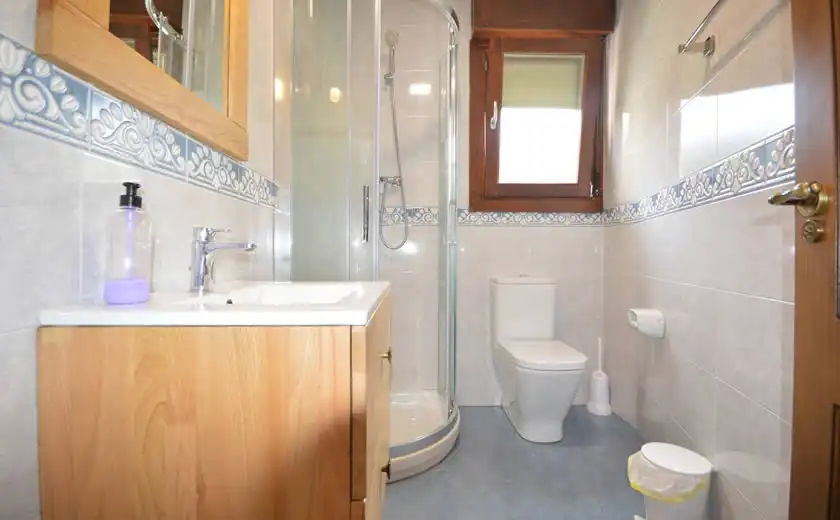 Baño de Apartamento de alquiler en Llanes con Calefacción, Amueblado y Horno