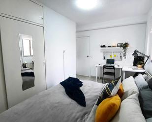 Bedroom of Flat to share in  Madrid Capital  with Heating, Washing machine and Internet