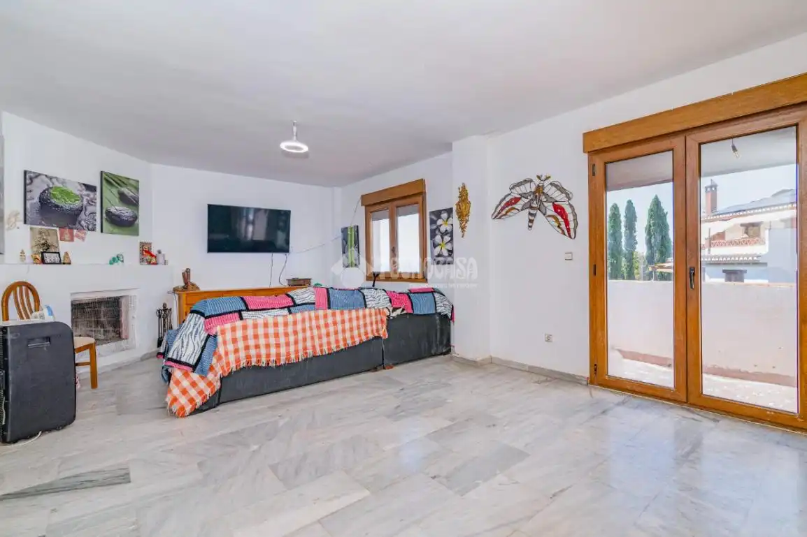 Sala d'estar de Casa adosada en venda en La Zubia amb Terrassa i Piscina comunitària