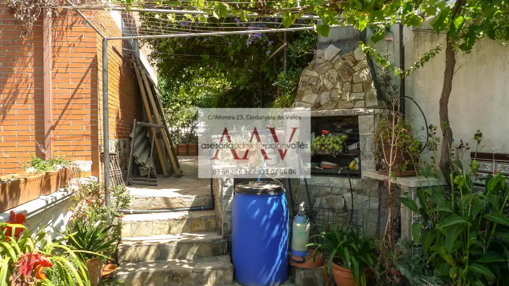 Jardí de Casa o xalet en venda en Cerdanyola del Vallès amb Aire condicionat, Calefacció i Jardí privat