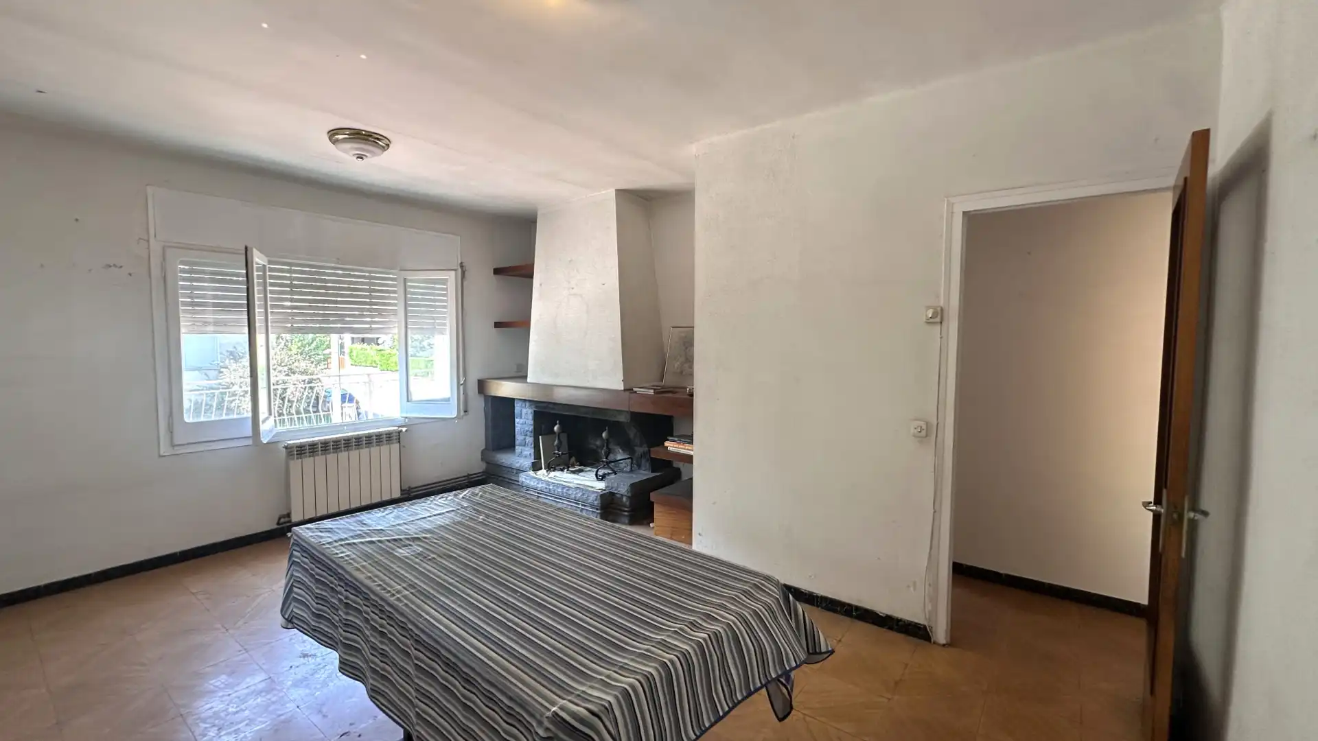 Schlafzimmer von Einfamilien-Reihenhaus zum Verkauf in Sant Joan Les Fonts mit Heizung, Terrasse und Ofen