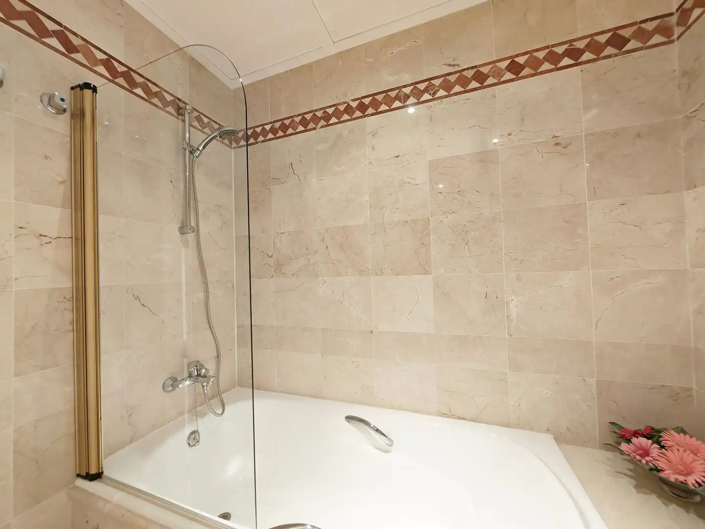 Badezimmer von Wohnungen zum Verkauf in Marbella mit Terrasse, Möbliert und Gemeinschaftspool