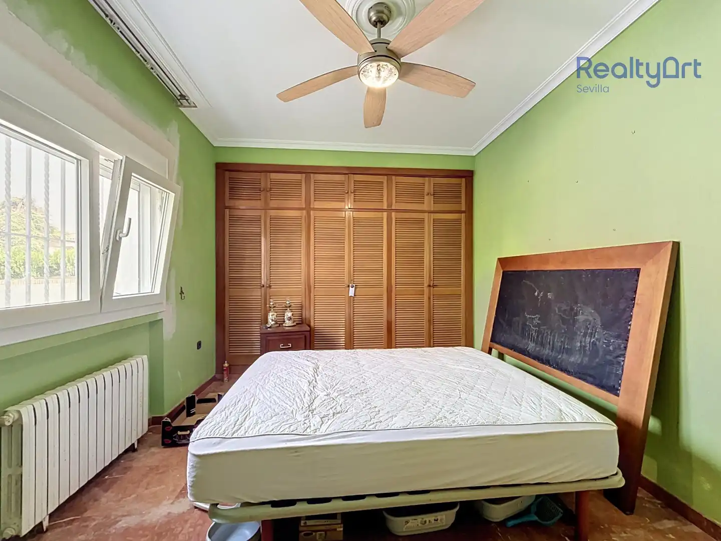 Bedroom of Houses for sale in Alcalá de Guadaira  with Air Conditioner, Heating and Private garden
