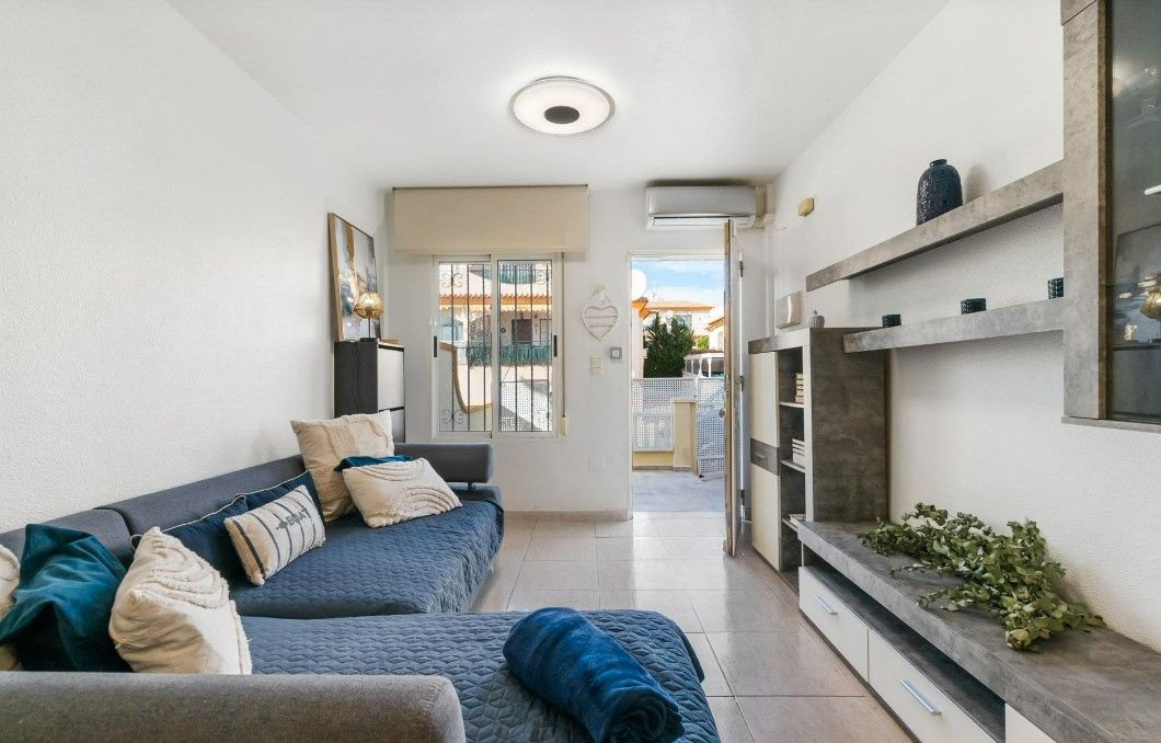 Sala d'estar de Casa o xalet en venda en Orihuela amb Moblat