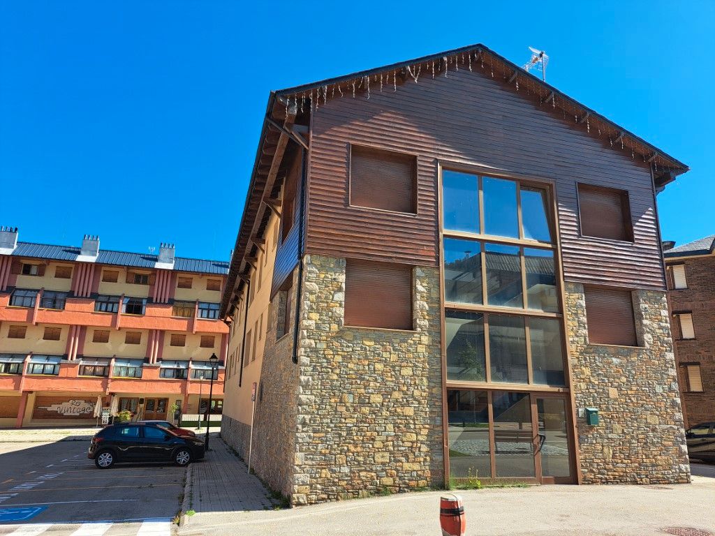 Vista exterior de Dúplex de lloguer en Alp amb Calefacció, Parquet i Moblat