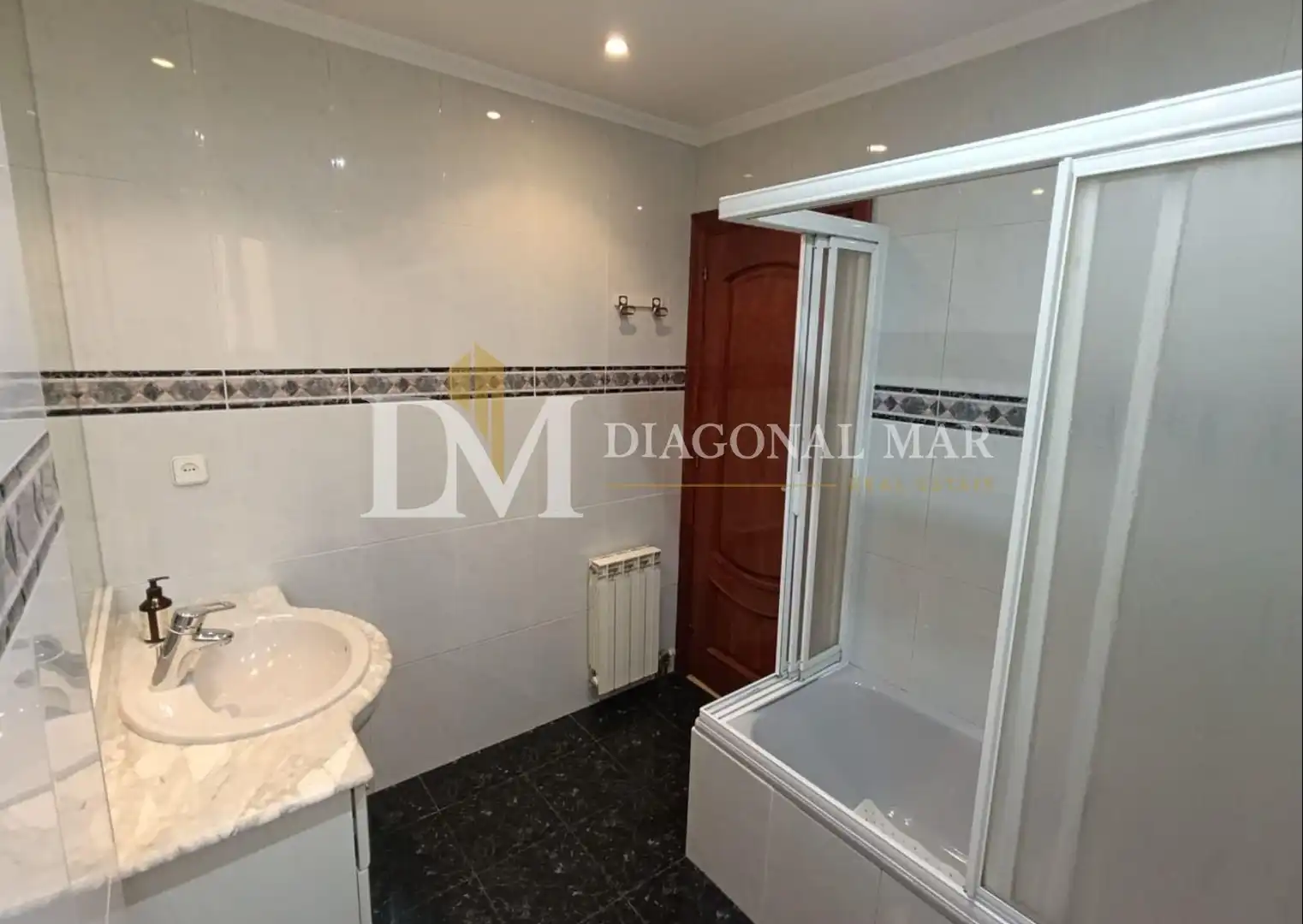 Badezimmer von Wohnung zum Verkauf in Barcelona mit Heizung, Abstellraum und Balkon