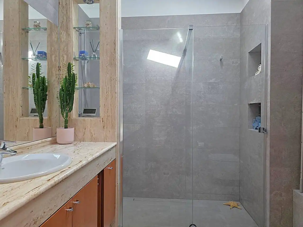 Badezimmer von Einfamilien-Reihenhaus zum Verkauf in Sada (A Coruña) mit Klimaanlage, Heizung und Privatgarten