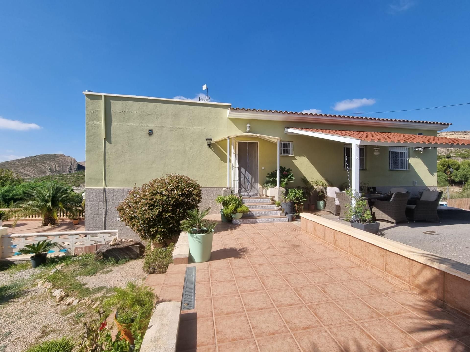 Vista exterior de Casa o xalet en venda en Alicante / Alacant amb Aire condicionat, Jardí privat i Terrassa