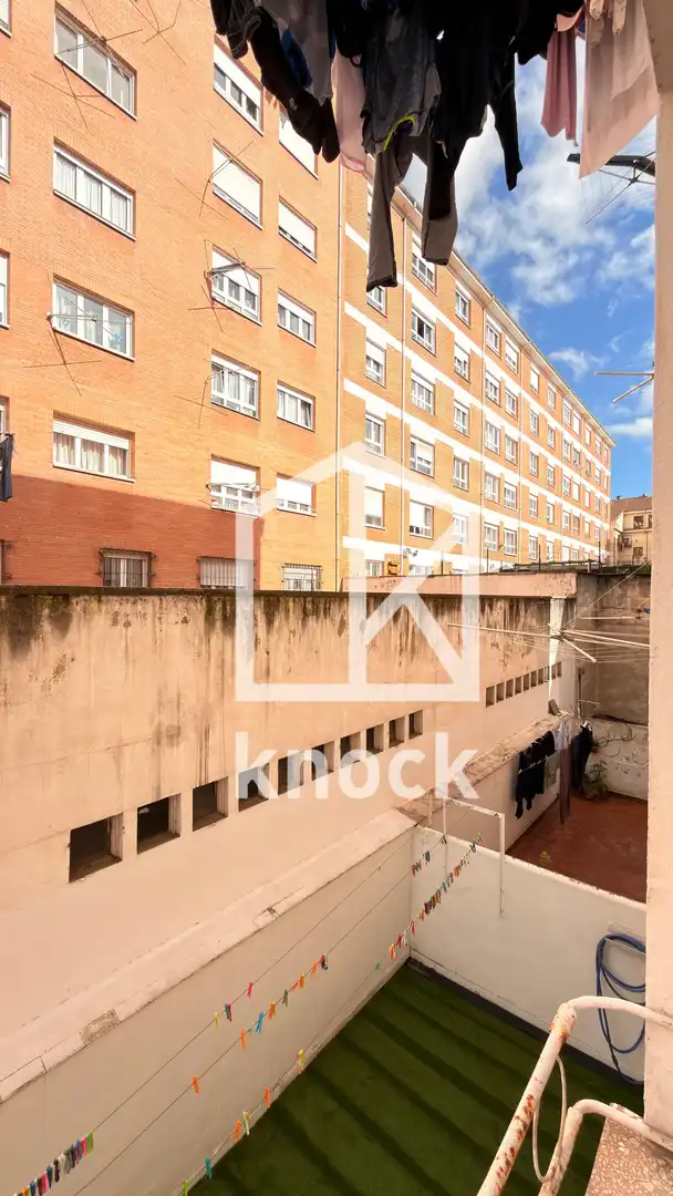 Vista exterior de Pis en venda en Oviedo  amb Calefacció, Parquet i Traster