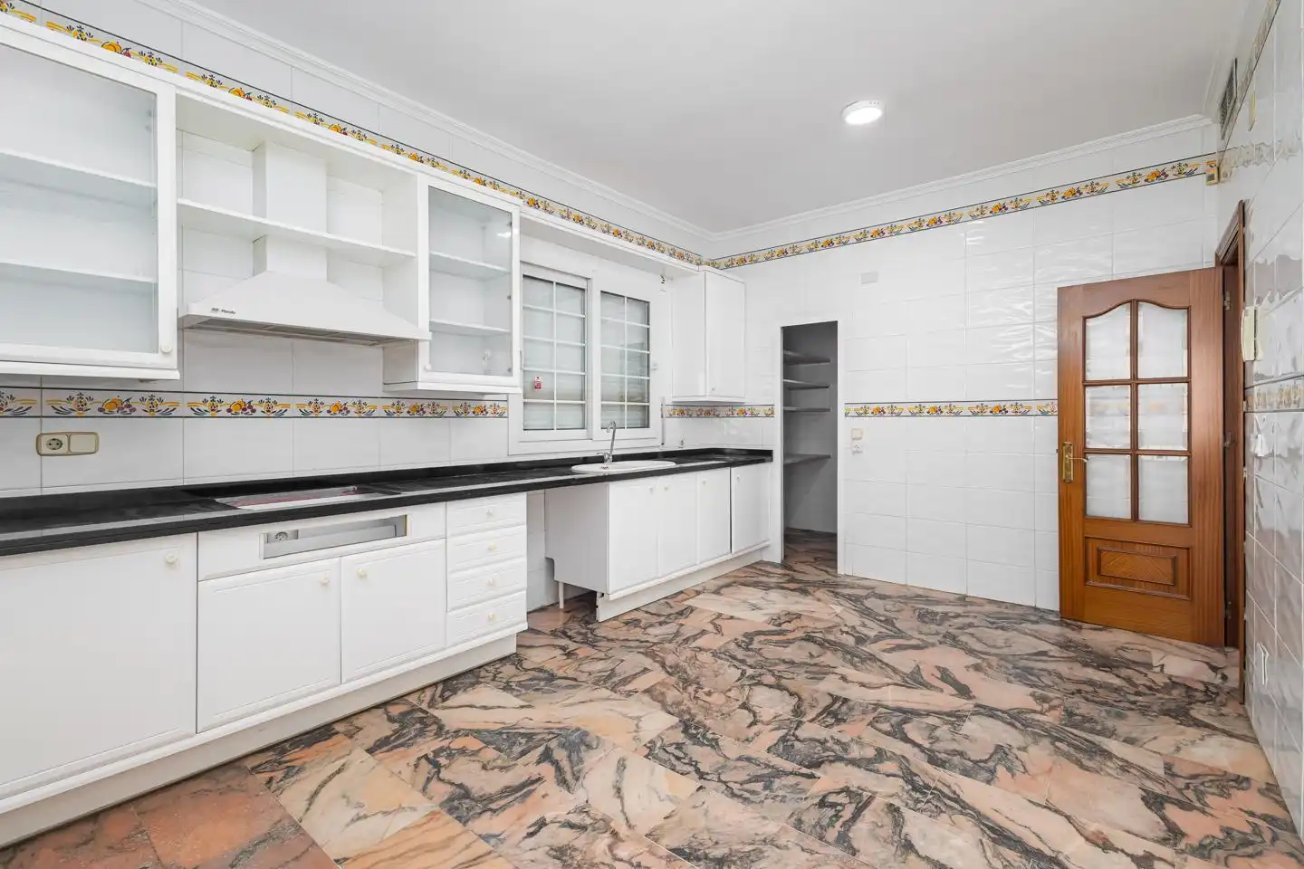 Cuina de Casa o xalet en venda en Málaga amb Jardí privat, Terrassa i Piscina
