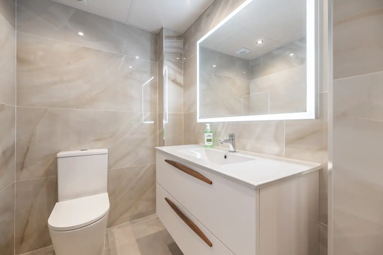 Bany de Apartament en venda en Estepona amb Aire condicionat, Terrassa i Piscina