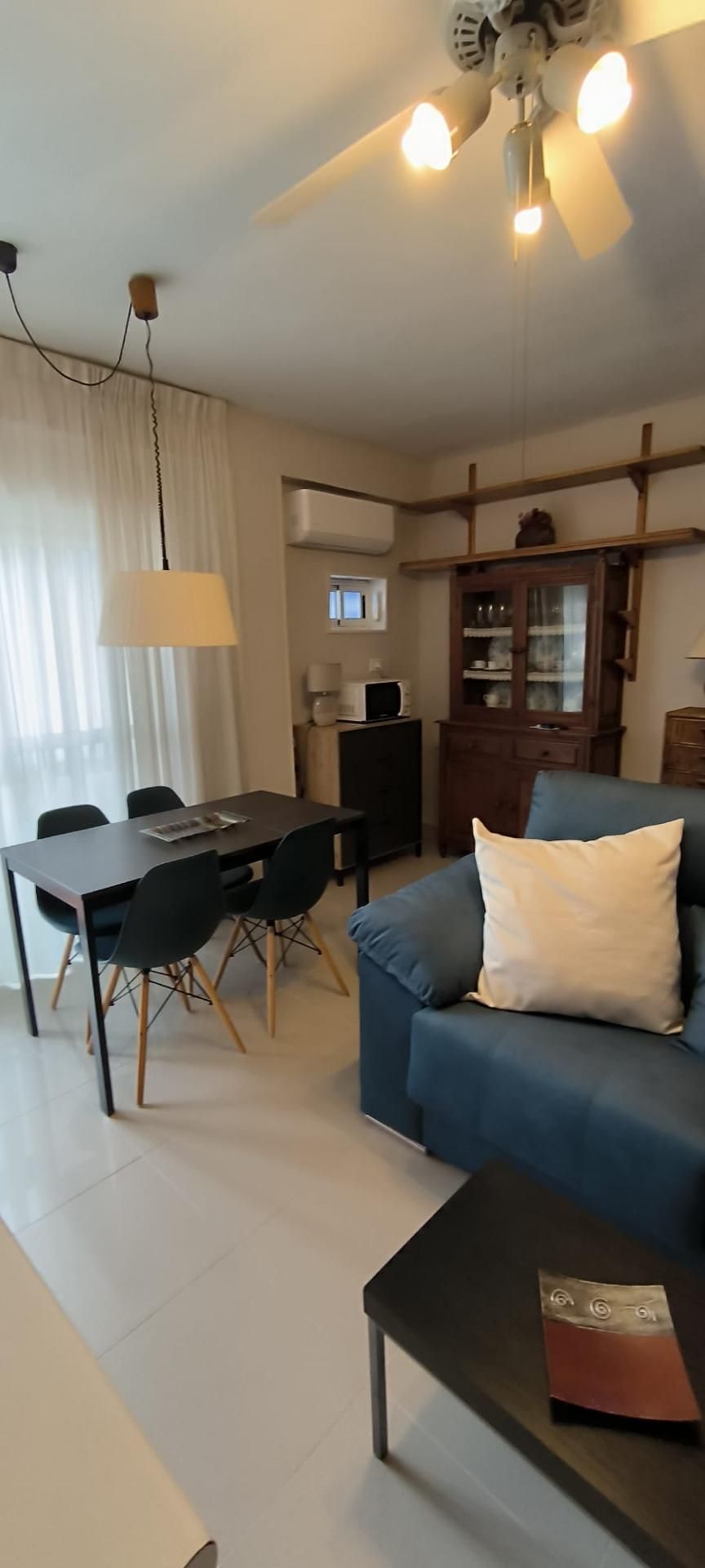 Sala d'estar de Estudi de lloguer en  Almería Capital amb Aire condicionat i Terrassa