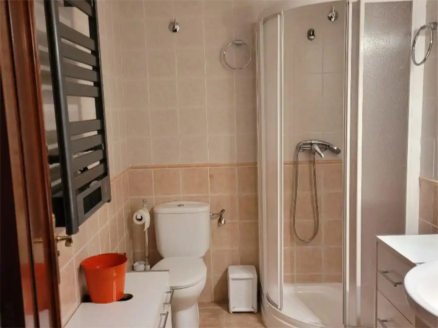 Badezimmer von Wohnung zur Miete in Jarandilla de la Vera mit Klimaanlage, Abstellraum und Möbliert