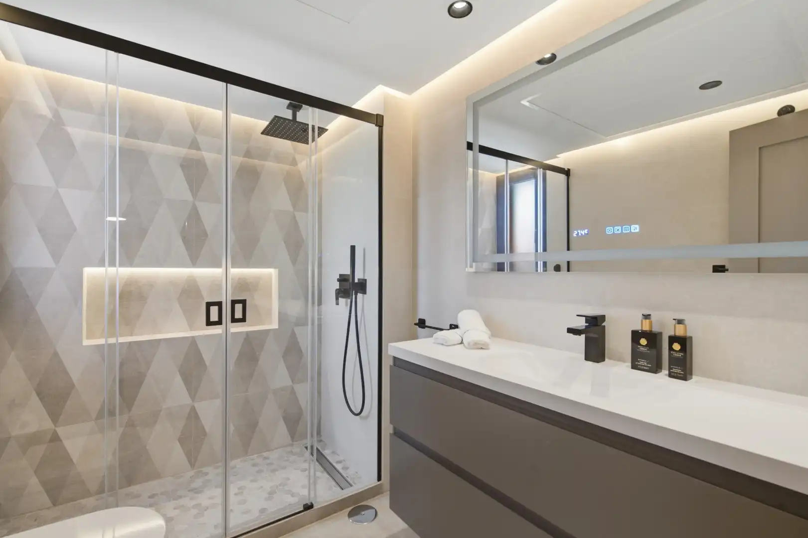 Baño de Ático en venta en Estepona con Terraza, Piscina y Piscina comunitaria