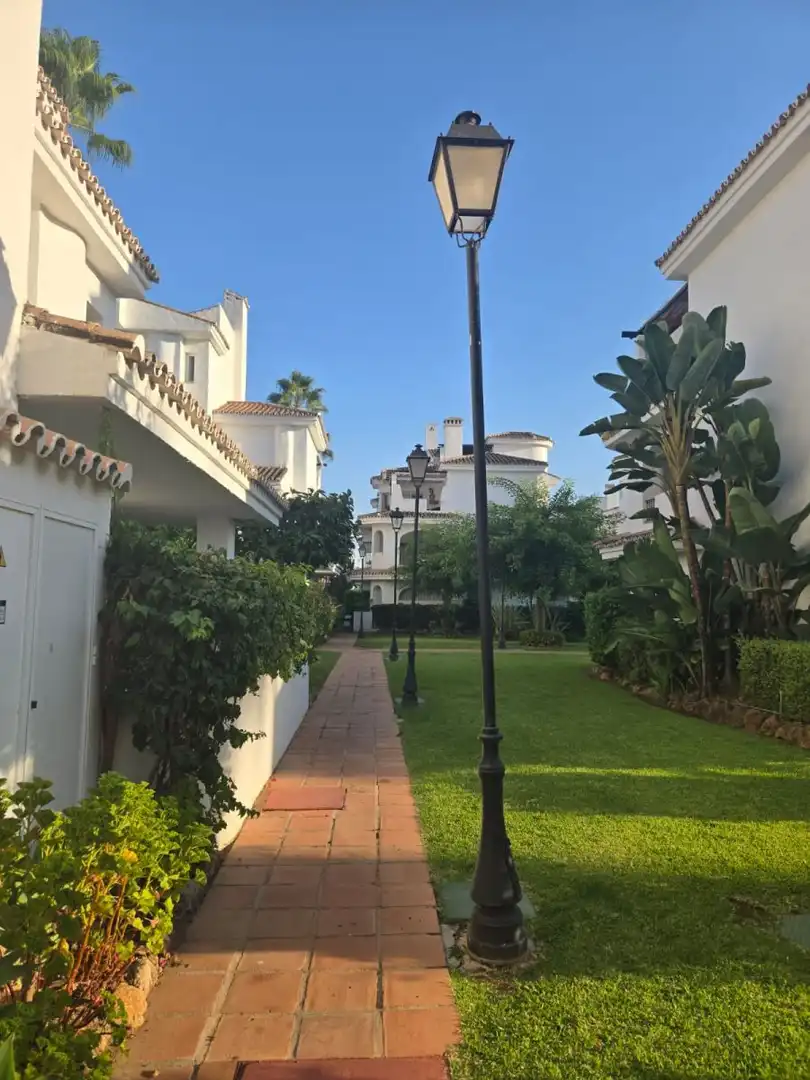 Vista exterior de Apartament de lloguer en Marbella amb Calefacció, Jardí privat i Moblat