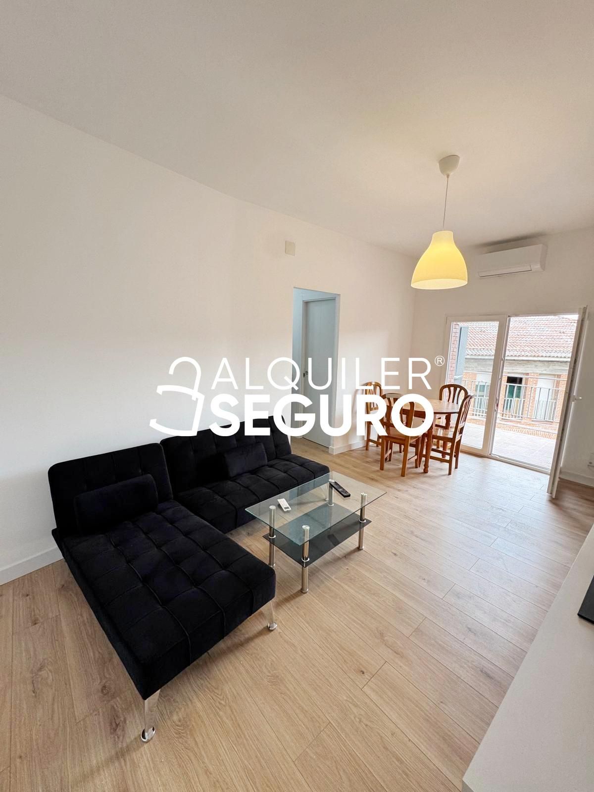 Sala de estar de Piso de alquiler en San Martín de Valdeiglesias con Aire acondicionado, Terraza y Amueblado