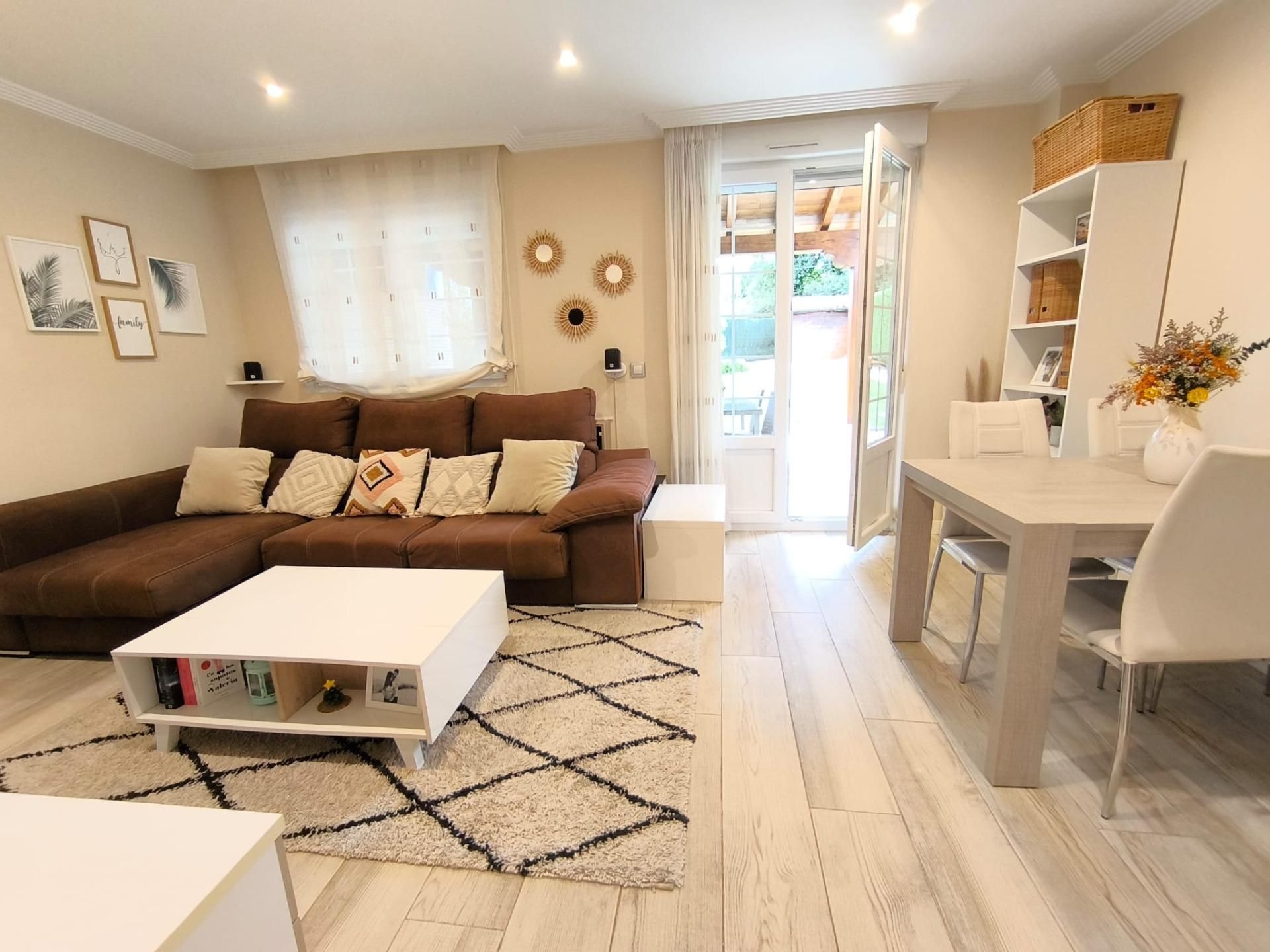 Sala d'estar de Casa o xalet en venda en Torrelavega  amb Calefacció, Jardí privat i Terrassa