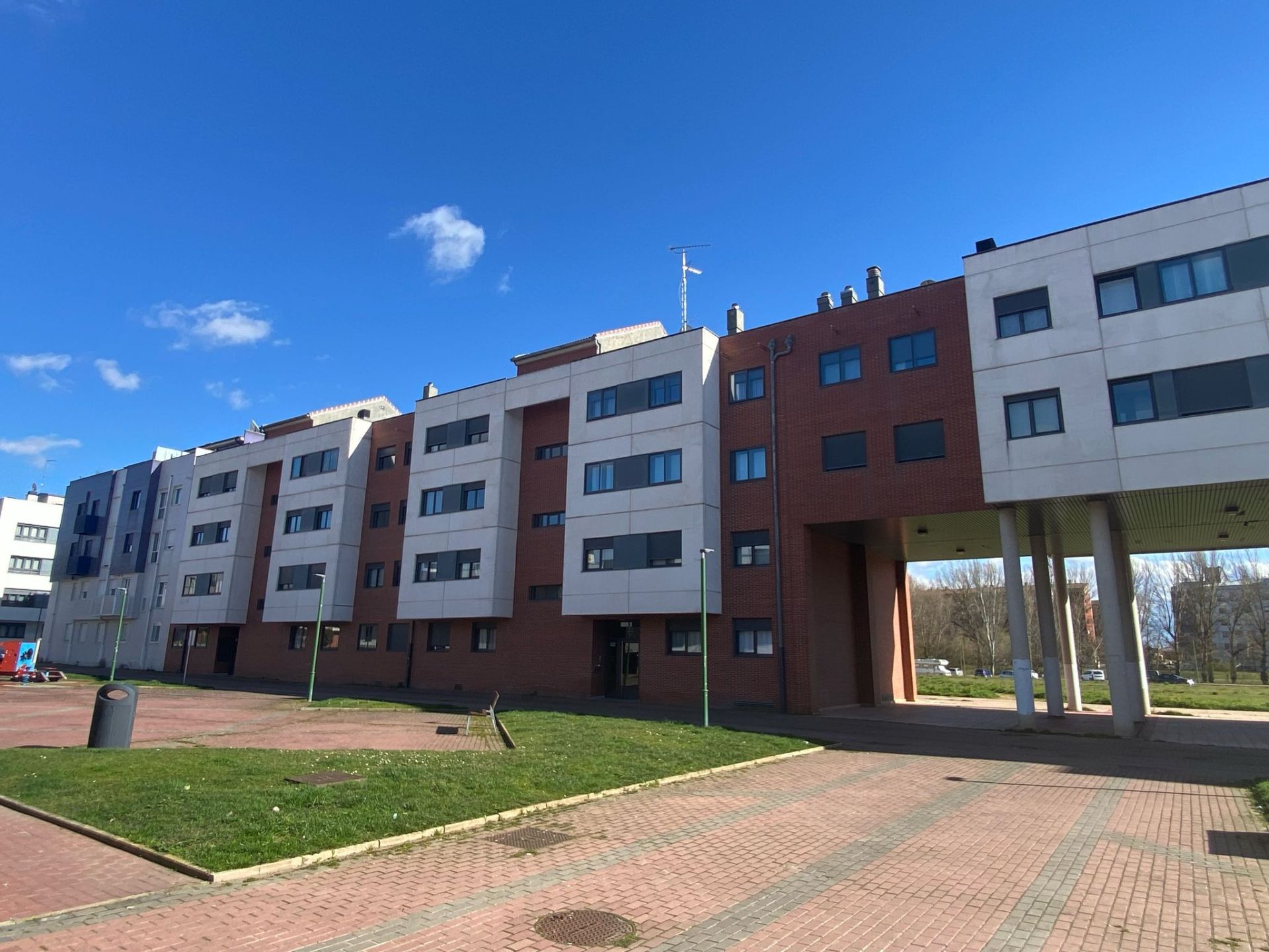 Vista exterior de Piso en venta en Burgos Capital con Calefacción, Parquet y Terraza