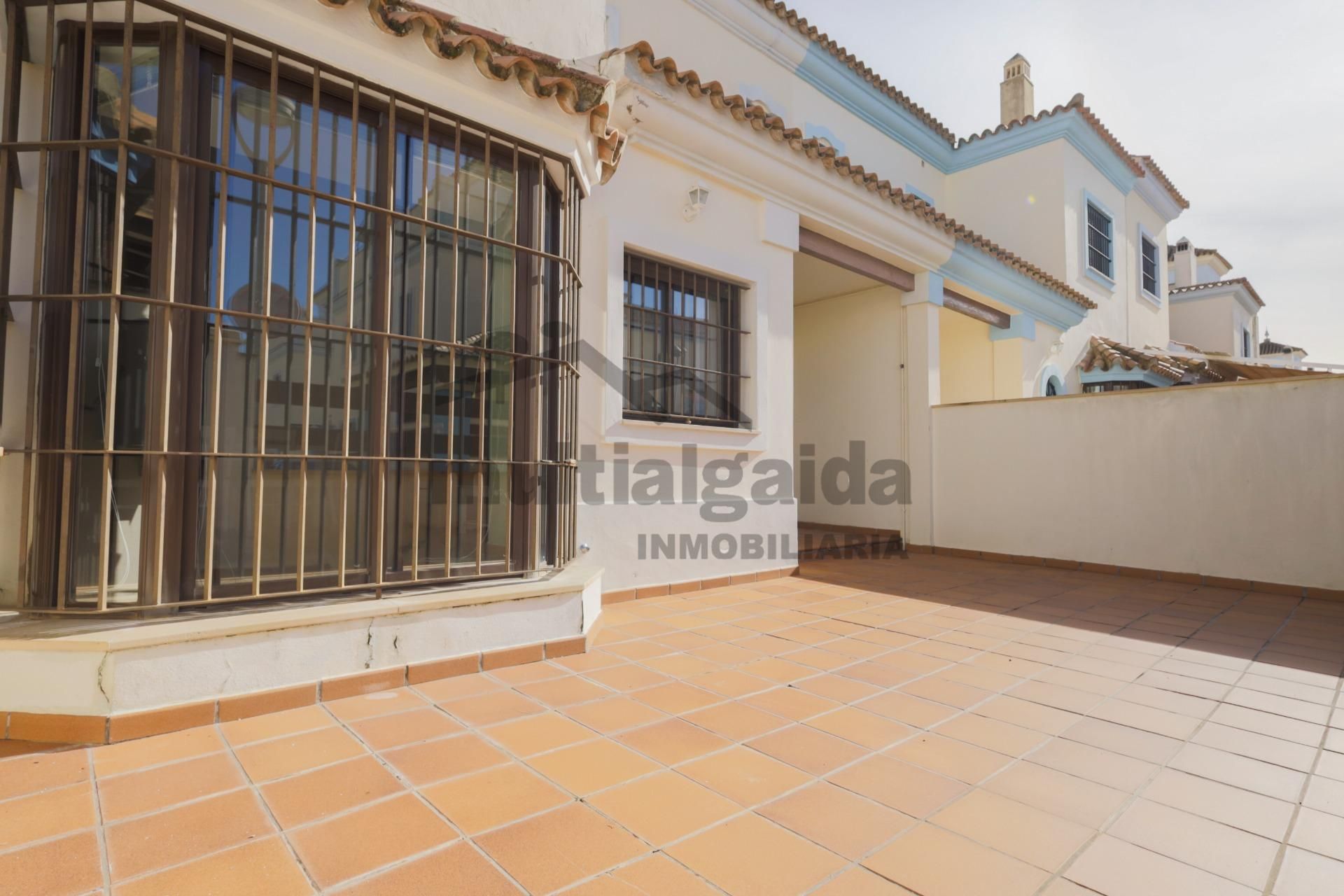 Vista exterior de Casa adosada en venda en Sanlúcar de Barrameda amb Aire condicionat, Jardí privat i Terrassa
