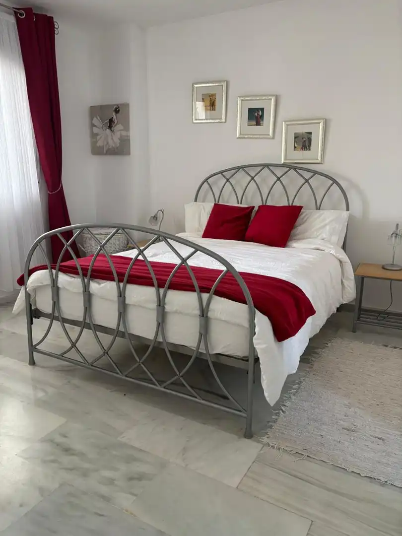 Dormitori de Apartament de lloguer en Marbella amb Calefacció, Jardí privat i Moblat