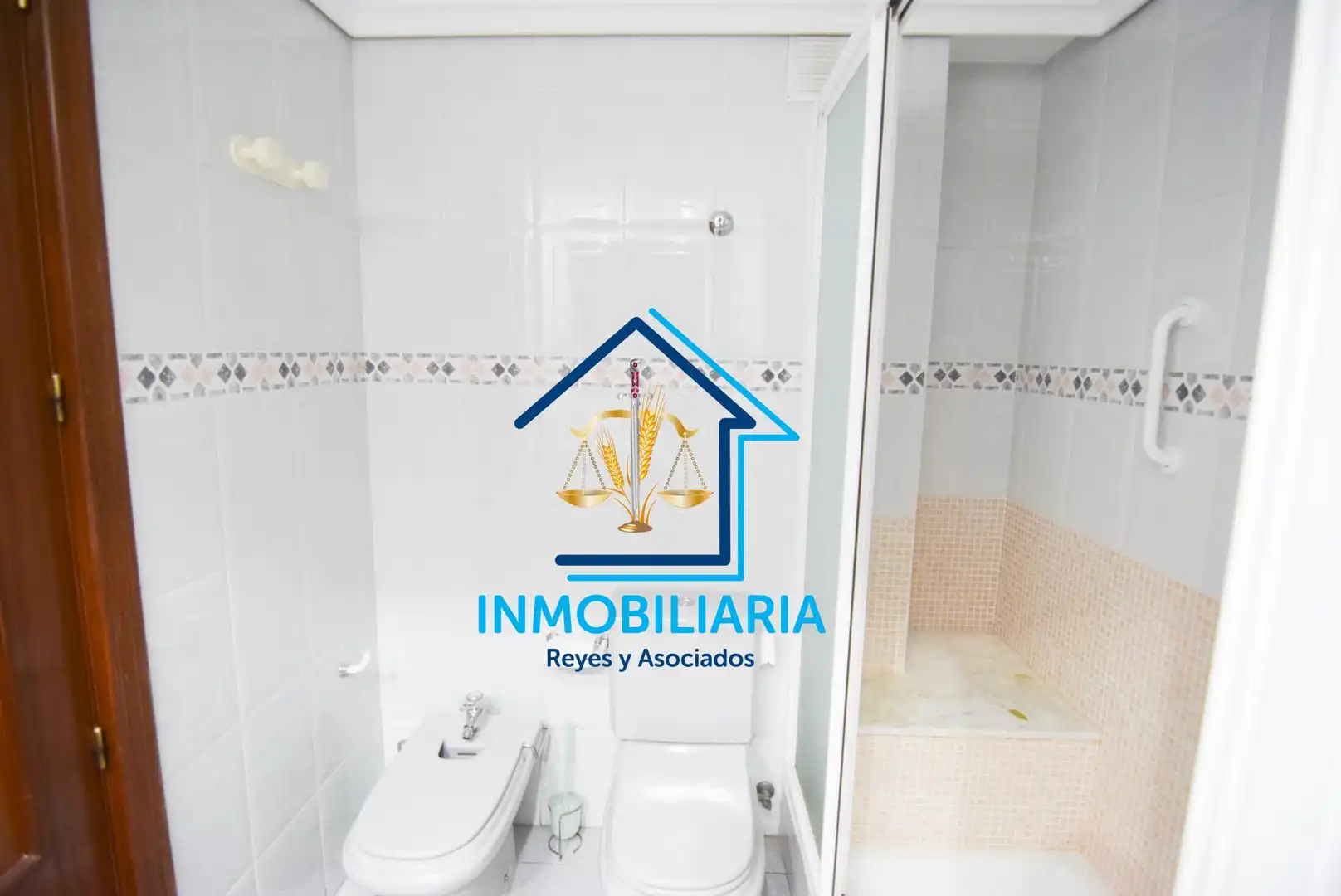 Badezimmer von Wohnung zum Verkauf in Córdoba mit Klimaanlage