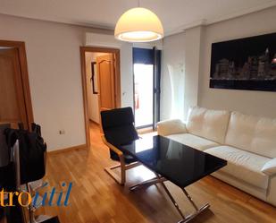 Sala d'estar de Àtic de lloguer en Salamanca Capital amb Aire condicionat i Terrassa