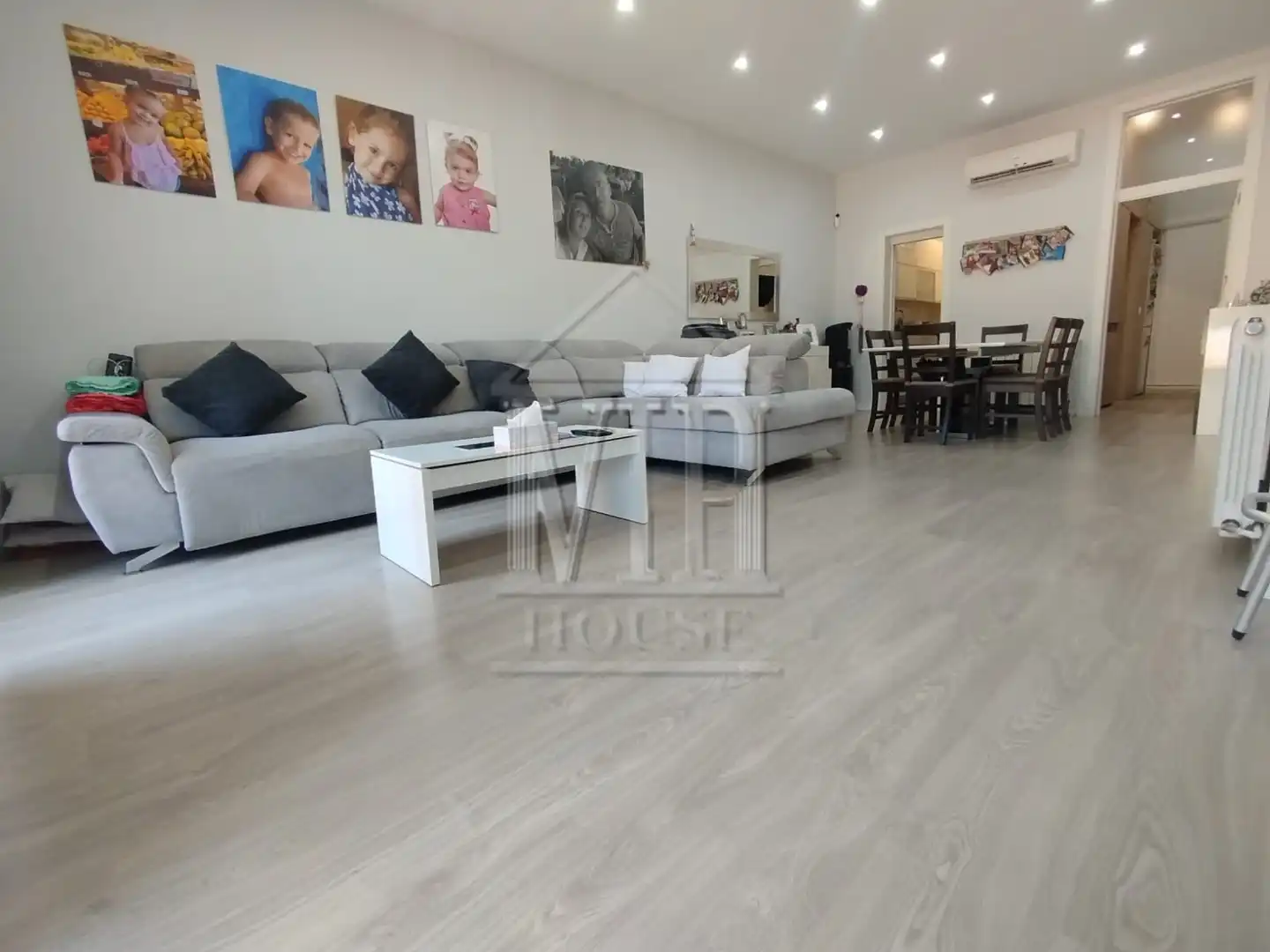 Wohnzimmer von Einfamilien-Reihenhaus zum Verkauf in Badalona mit Klimaanlage, Heizung und Parkett