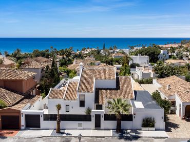 Detached house with pool for sale in Las Chapas - El Rosario