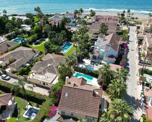 Vista exterior de Casa o xalet en venda en Marbella amb Aire condicionat, Jardí privat i Terrassa