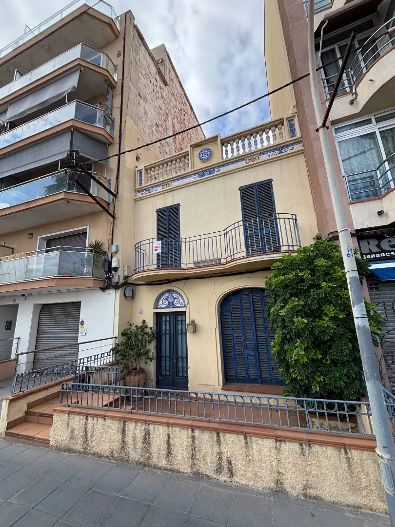 Vista exterior de Casa adosada en venda en Vilassar de Mar amb Jardí privat, Terrassa i Forn