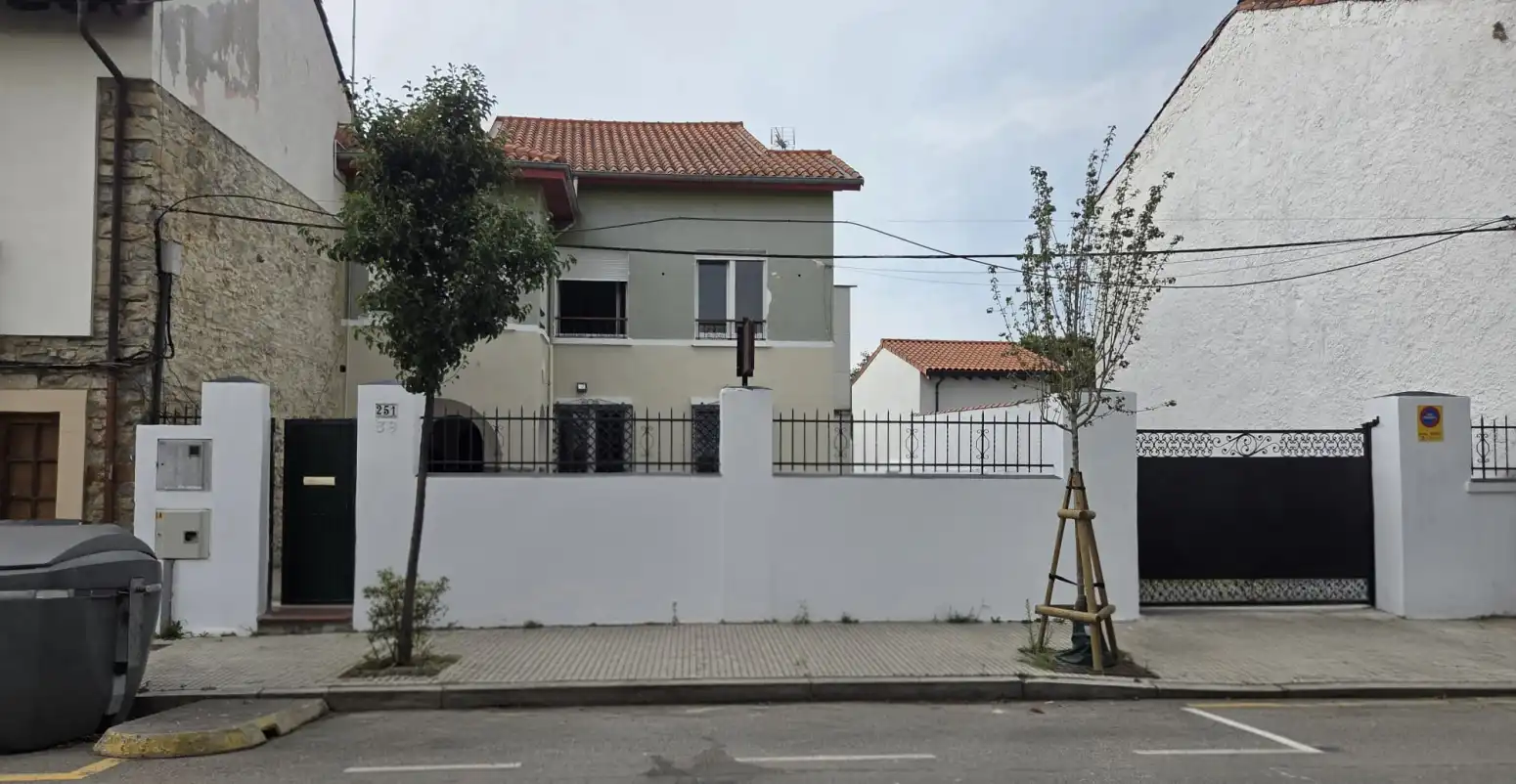 Exterior view of Houses for rent in Gijón   with Heating, Private garden and Furnished
