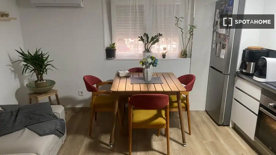 Comedor de Piso para compartir en Madrid con Aire acondicionado, Terraza y Amueblado